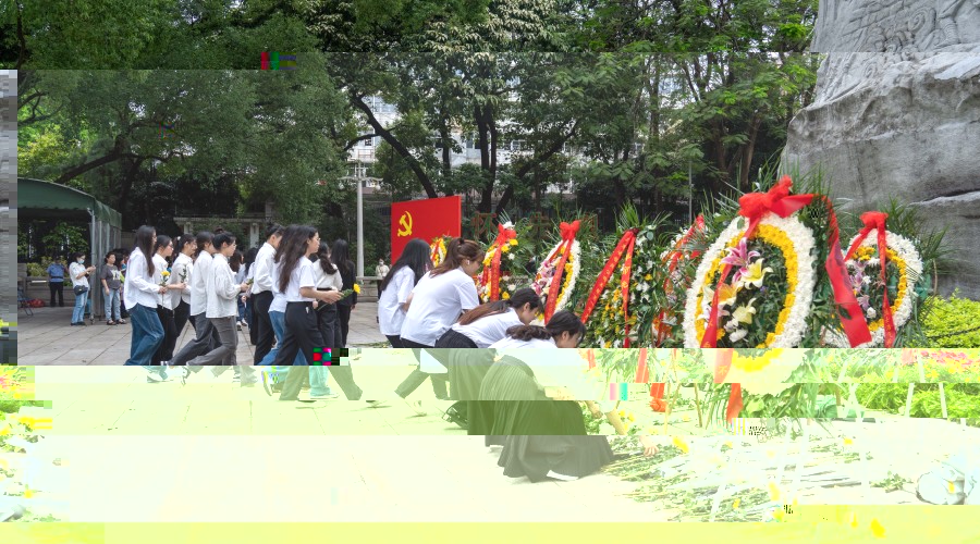 全體黨員敬獻鮮花.jpg